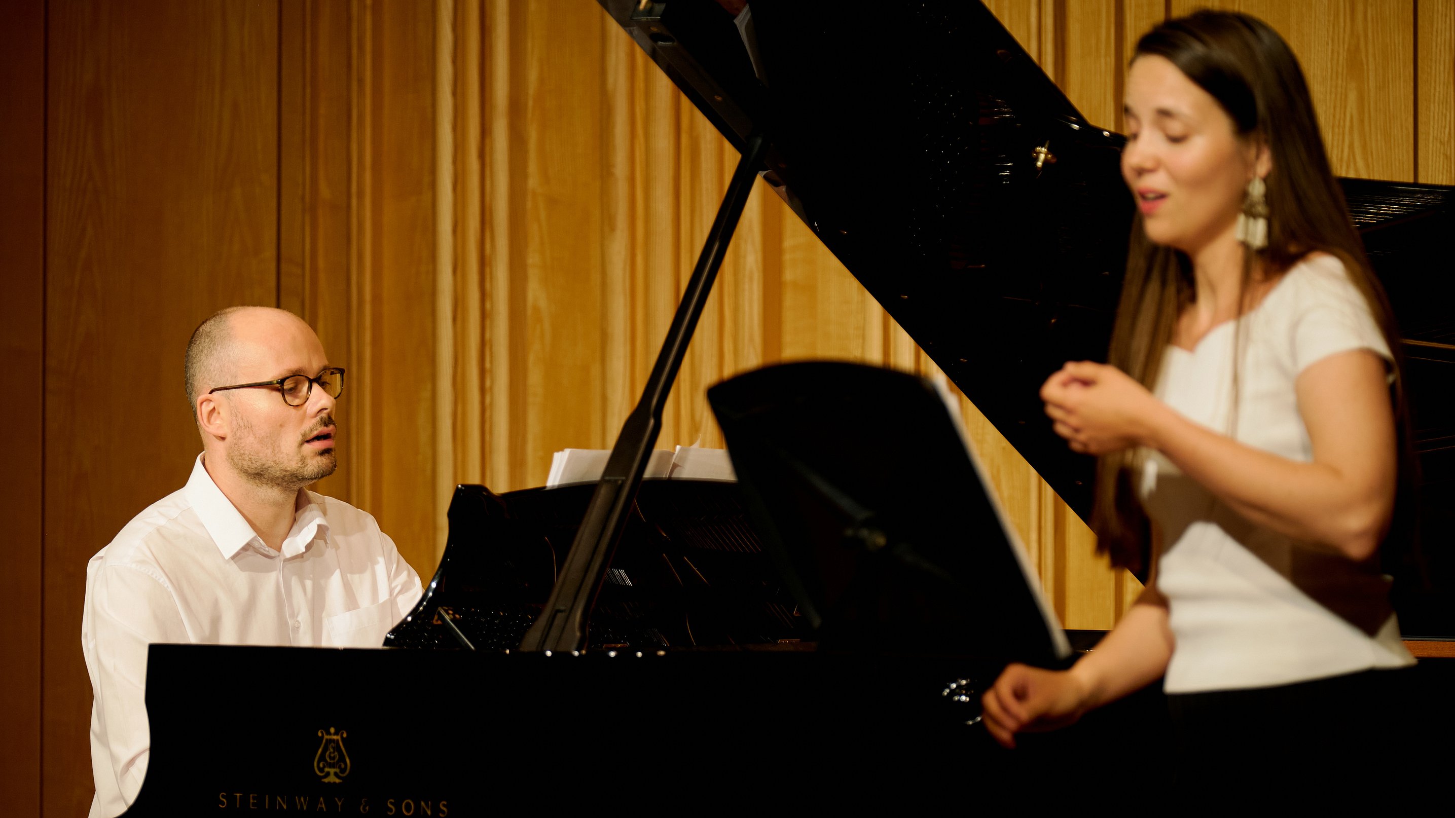 Robert Bauer und Ema Katrovas musizieren.